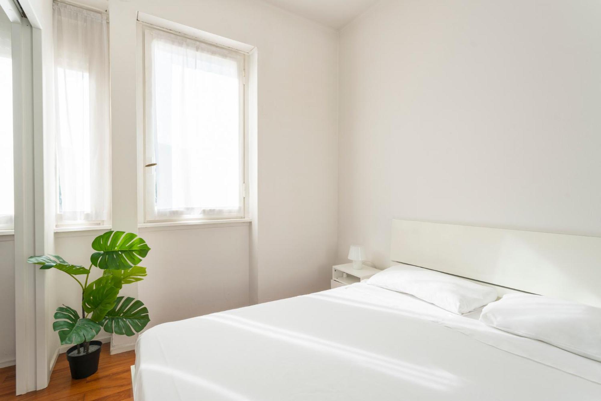 White & Beauty In Center Apartment