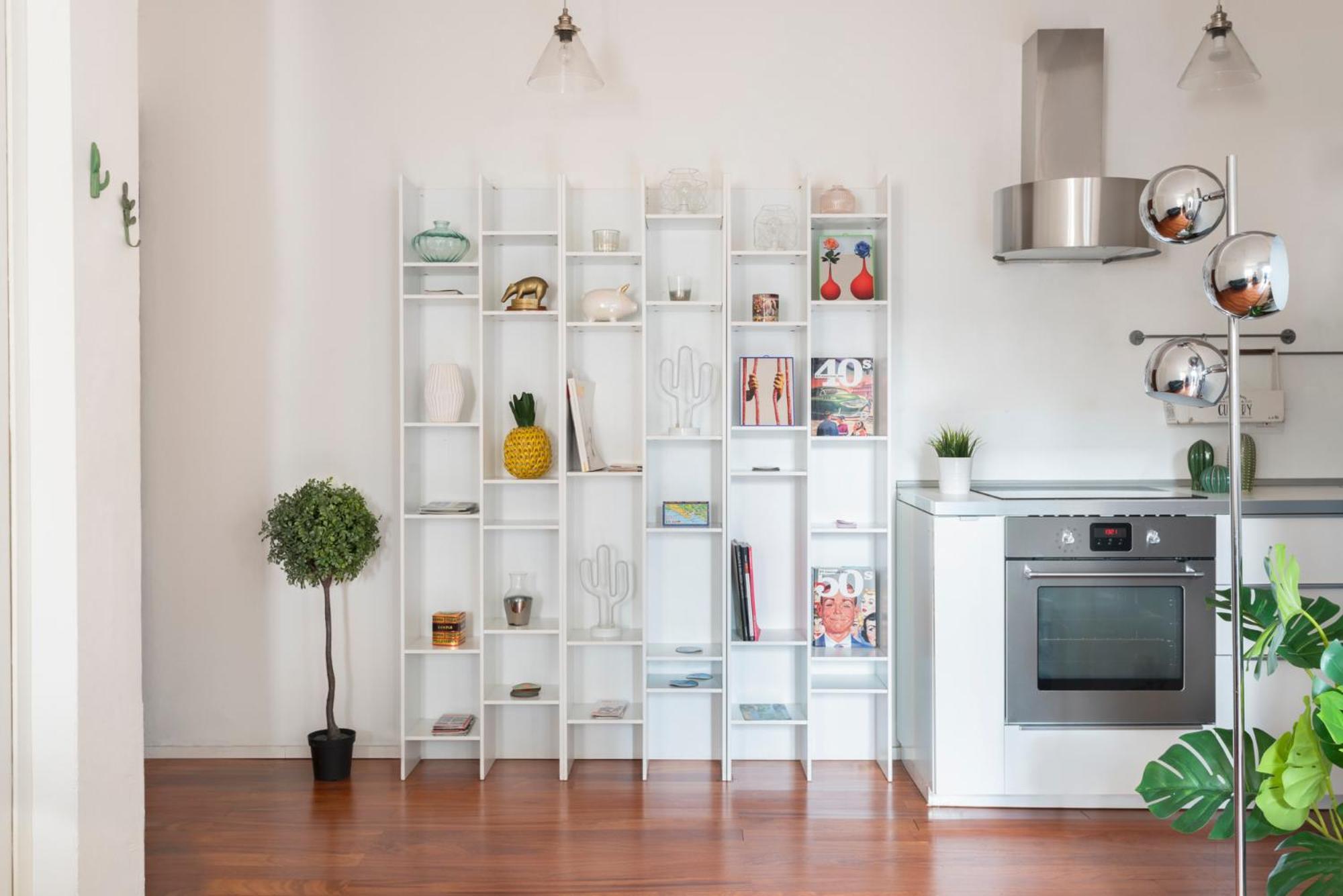 White & Beauty In Center Apartment
