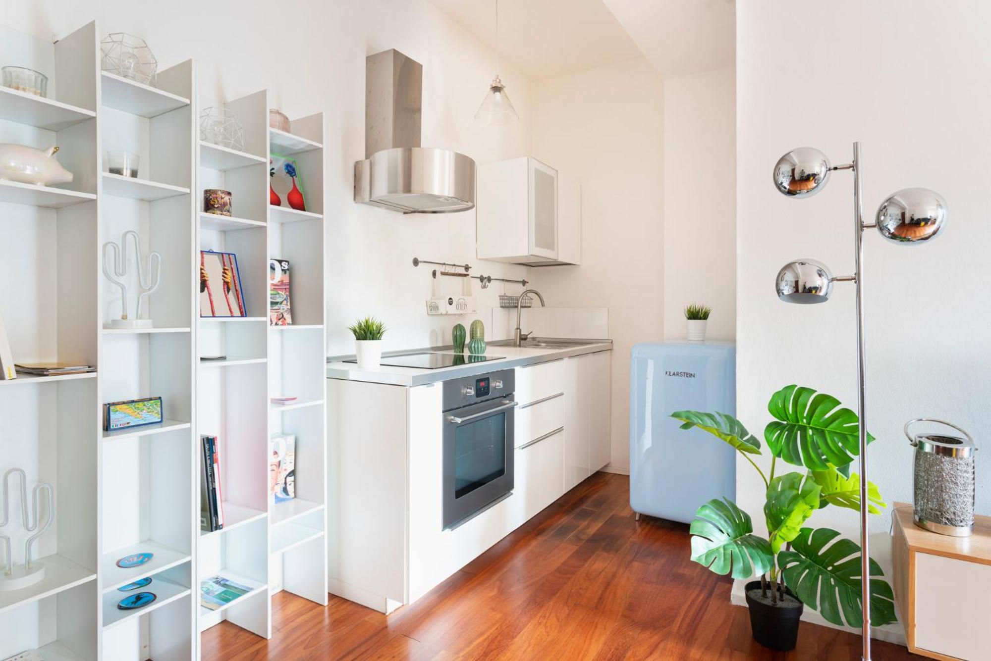White & Beauty In Center Apartment